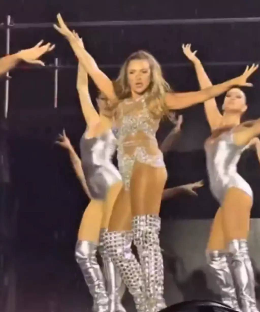 Hadise'den soluk kesen görüntüler: Sahnede duş alıp yatakta şarkı söyledi! 7